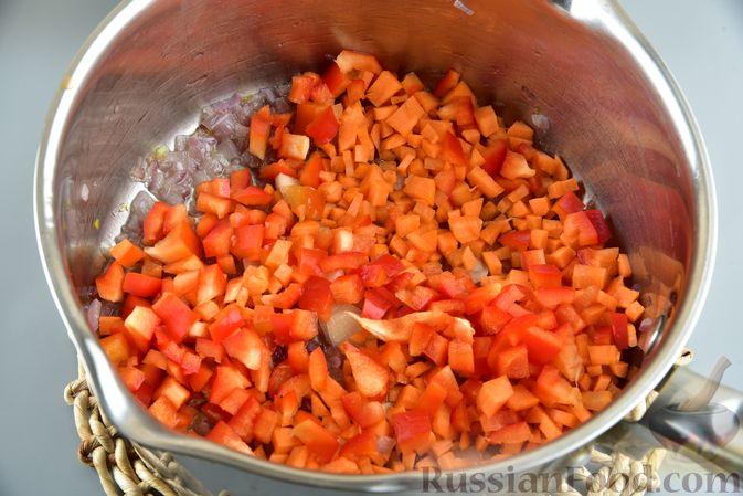 Фото приготовления рецепта: Пряный суп с пельменями, помидорами и сладким перцем - шаг №7