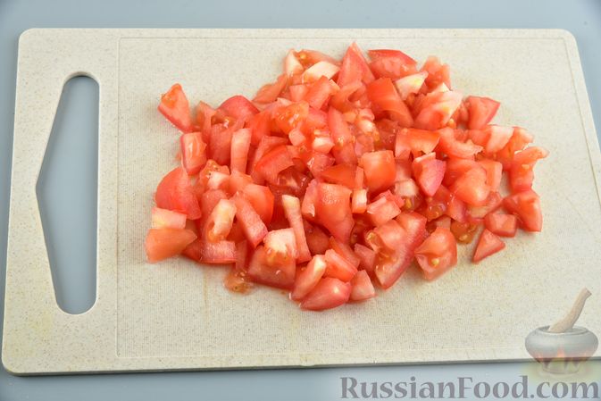 Фото приготовления рецепта: Пряный суп с пельменями, помидорами и сладким перцем - шаг №8