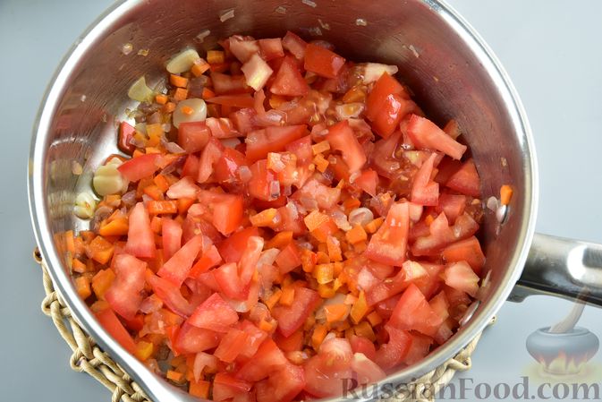 Фото приготовления рецепта: Пряный суп с пельменями, помидорами и сладким перцем - шаг №9