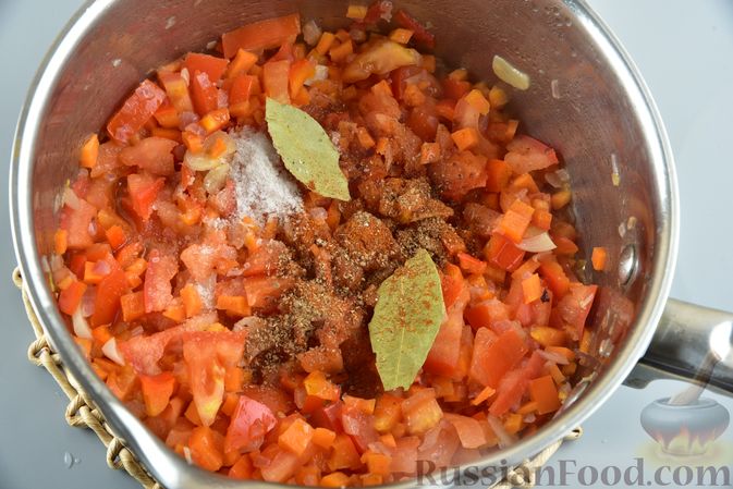 Фото приготовления рецепта: Пряный суп с пельменями, помидорами и сладким перцем - шаг №10