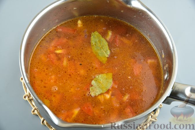 Фото приготовления рецепта: Пряный суп с пельменями, помидорами и сладким перцем - шаг №11
