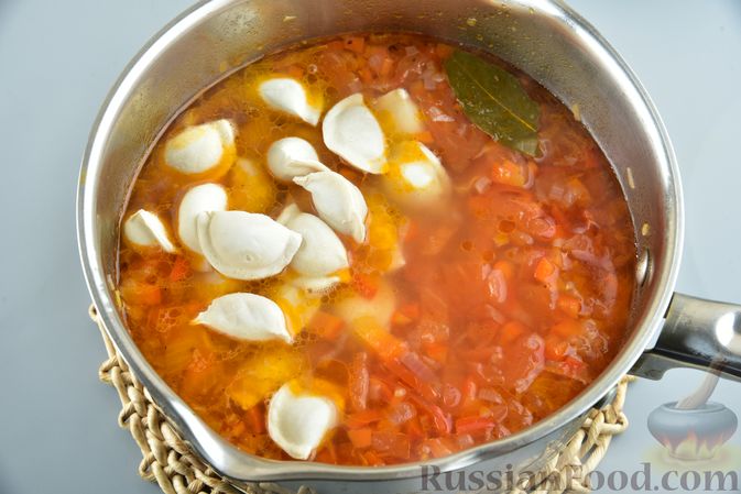 Фото приготовления рецепта: Пряный суп с пельменями, помидорами и сладким перцем - шаг №12