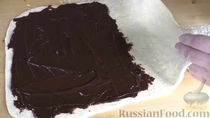 Фото приготовления рецепта: Мраморный пирог с шоколадной пастой и варёной сгущёнкой - шаг №10