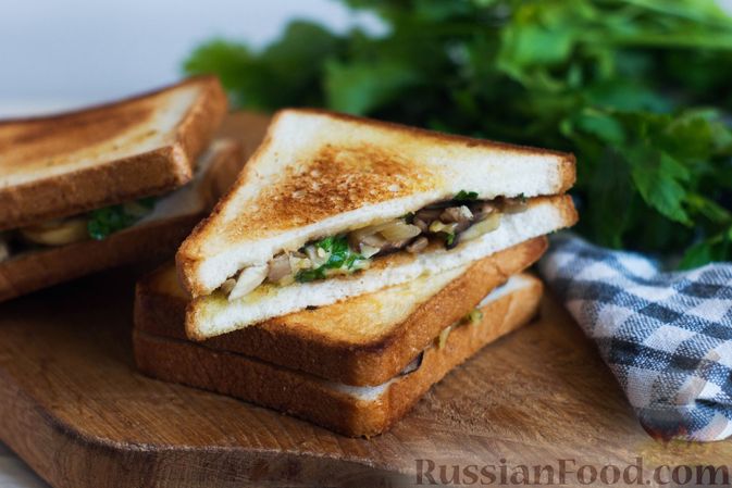 Фото к рецепту: Сэндвичи с шампиньонами и сыром