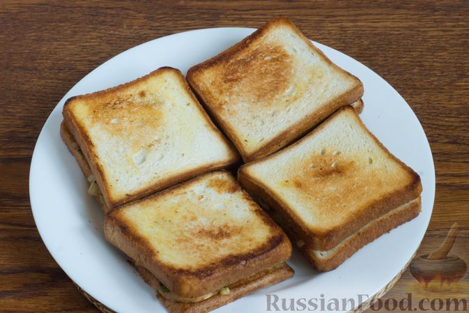 Фото приготовления рецепта: Сэндвичи с шампиньонами и сыром - шаг №10