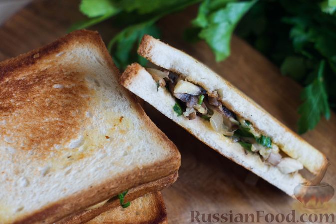 Фото приготовления рецепта: Сэндвичи с шампиньонами и сыром - шаг №11