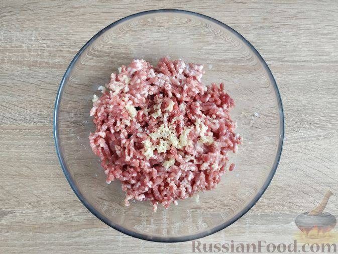 Фото приготовления рецепта: Мититеи (молдавские колбаски из мясного фарша) - шаг №4