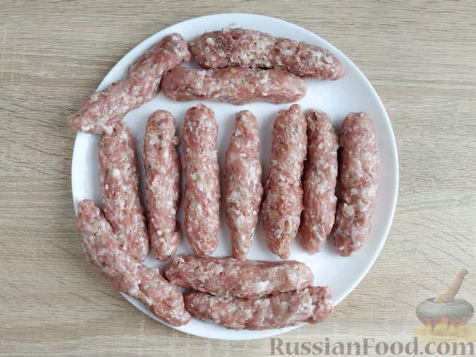 Фото приготовления рецепта: Мититеи (молдавские колбаски из мясного фарша) - шаг №7