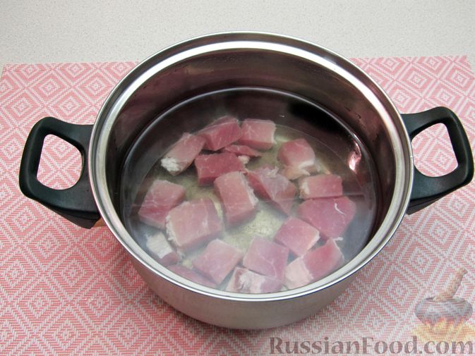 Фото приготовления рецепта: Суп со свининой и брынзой - шаг №3