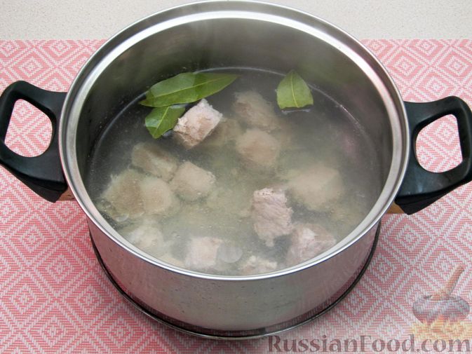 Фото приготовления рецепта: Суп со свининой и брынзой - шаг №4