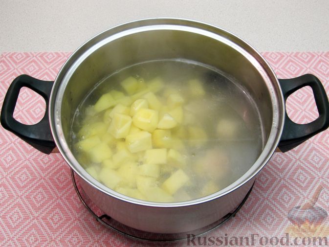 Фото приготовления рецепта: Суп со свининой и брынзой - шаг №9