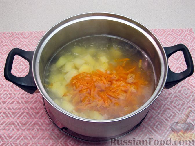 Фото приготовления рецепта: Суп со свининой и брынзой - шаг №10