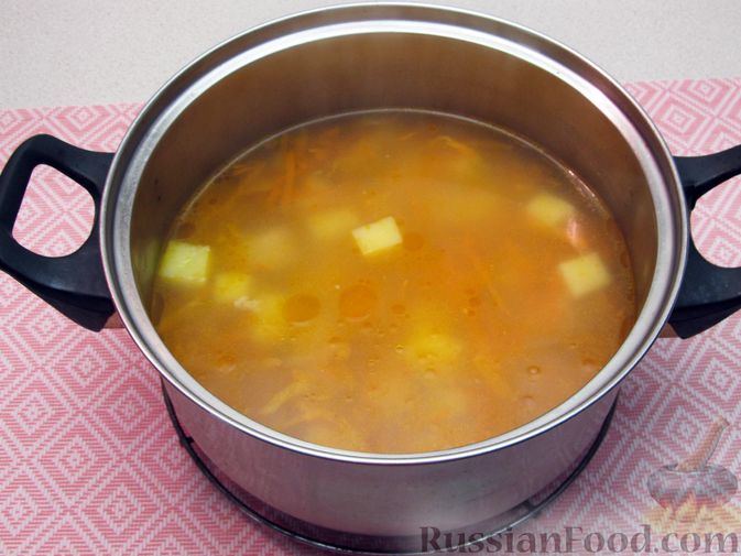 Фото приготовления рецепта: Суп со свининой и брынзой - шаг №11