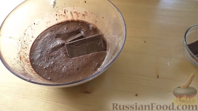Фото приготовления рецепта: Мраморный пирог с шоколадной пастой и варёной сгущёнкой - шаг №7
