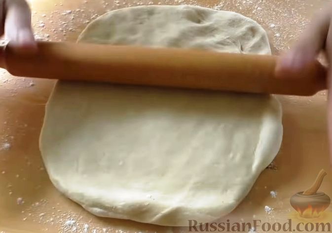 Фото приготовления рецепта: Мраморный пирог с шоколадной пастой и варёной сгущёнкой - шаг №9
