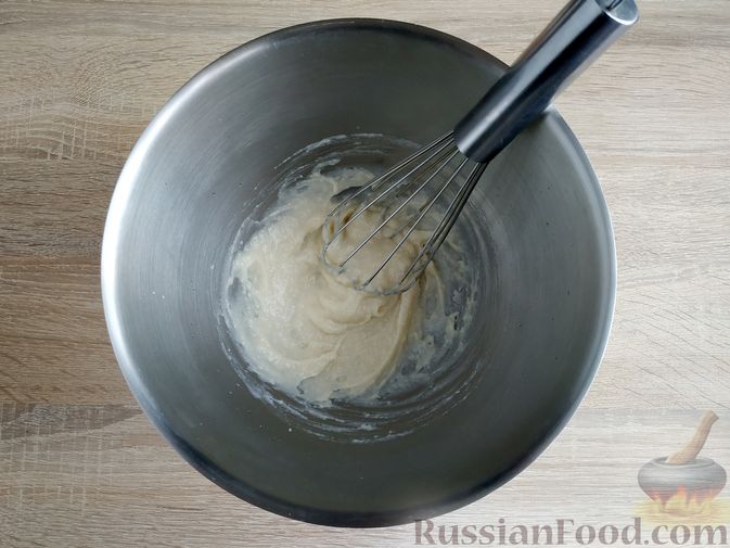 Фото приготовления рецепта: Дрожжевые булочки на кефире, с варёной сгущёнкой - шаг №3
