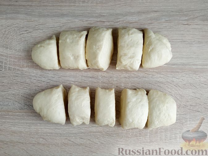 Фото приготовления рецепта: Дрожжевые булочки на кефире, с варёной сгущёнкой - шаг №13
