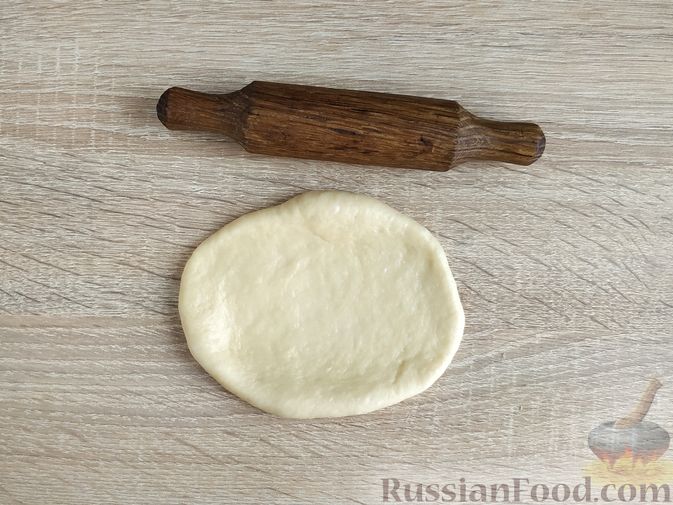 Фото приготовления рецепта: Дрожжевые булочки на кефире, с варёной сгущёнкой - шаг №14