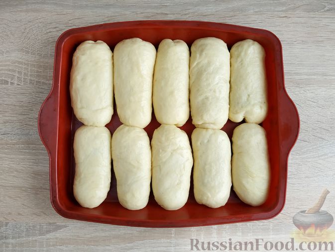 Фото приготовления рецепта: Дрожжевые булочки на кефире, с варёной сгущёнкой - шаг №17