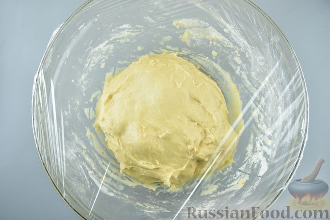 Фото приготовления рецепта: Круассаны из дрожжевого теста с сырной начинкой - шаг №4