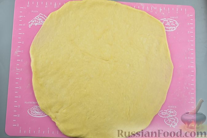 Фото приготовления рецепта: Круассаны из дрожжевого теста с сырной начинкой - шаг №7