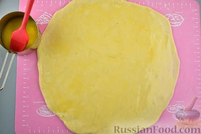 Фото приготовления рецепта: Круассаны из дрожжевого теста с сырной начинкой - шаг №8