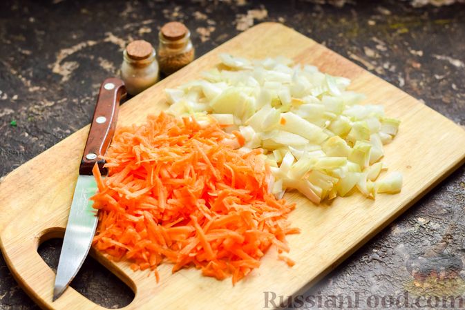 Фото приготовления рецепта: Куриные котлеты с кускусом, запечённые в овощном соусе - шаг №16