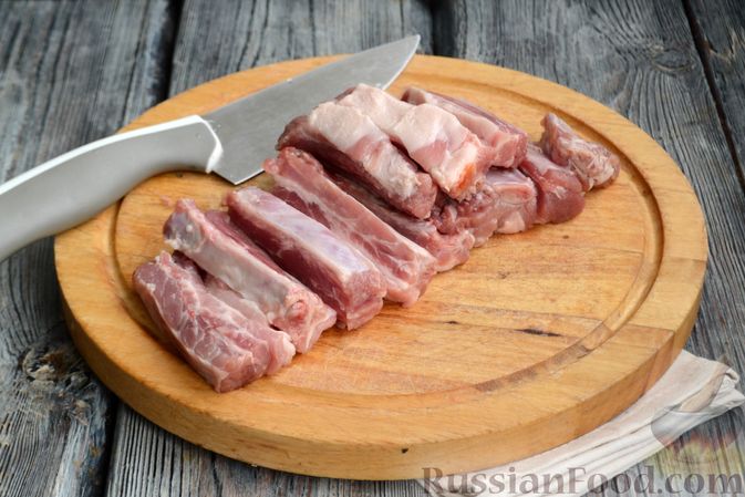 Фото приготовления рецепта: Свиные рёбрышки, запечённые с картошкой, в соево-медовом соусе - шаг №2