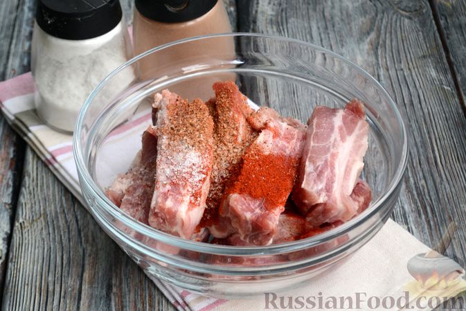 Фото приготовления рецепта: Свиные рёбрышки, запечённые с картошкой, в соево-медовом соусе - шаг №3