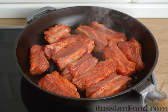 Фото приготовления рецепта: Свиные рёбрышки, запечённые с картошкой, в соево-медовом соусе - шаг №4