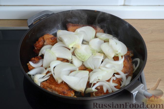 Фото приготовления рецепта: Свиные рёбрышки, запечённые с картошкой, в соево-медовом соусе - шаг №7