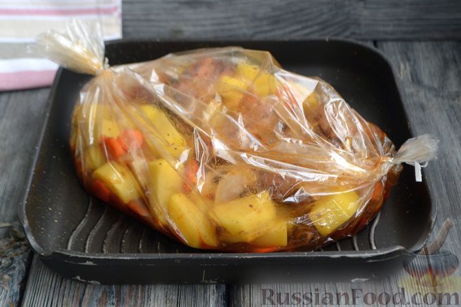 Фото приготовления рецепта: Свиные рёбрышки, запечённые с картошкой, в соево-медовом соусе - шаг №12