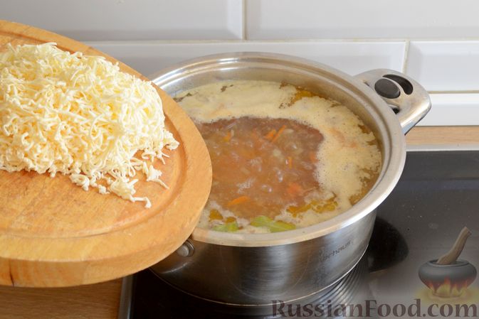 Фото приготовления рецепта: Сырный суп с фрикадельками - шаг №13