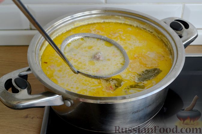 Фото приготовления рецепта: Сырный суп с фрикадельками - шаг №14