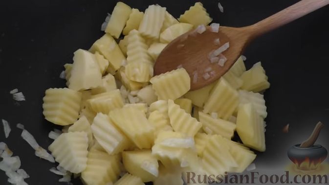 Фото приготовления рецепта: Рулетики "Улитки" с начинкой из фарша и капусты, с тушёной картошкой - шаг №7
