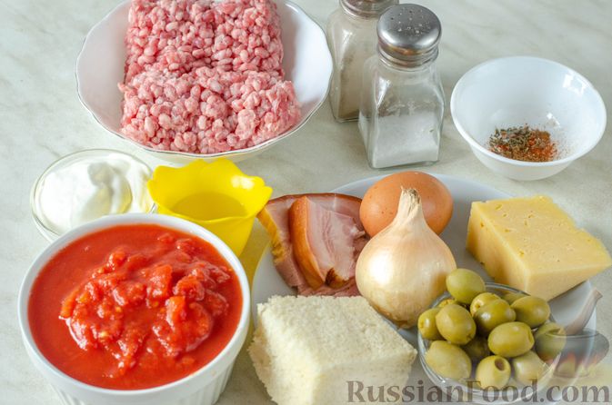 Фото приготовления рецепта: Мясные тефтели с сыром, в томатно-сметанном соусе с оливками - шаг №1