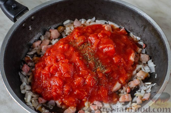 Фото приготовления рецепта: Мясные тефтели с сыром, в томатно-сметанном соусе с оливками - шаг №6