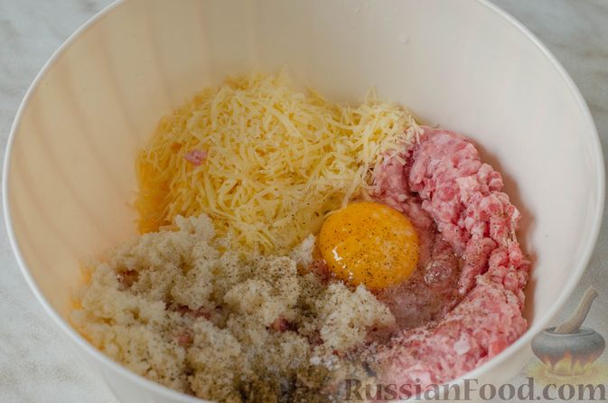 Фото приготовления рецепта: Мясные тефтели с сыром, в томатно-сметанном соусе с оливками - шаг №9