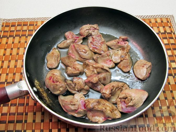 Фото приготовления рецепта: Куриная печень, тушенная в молоке - шаг №5