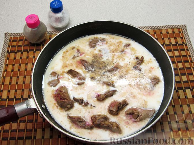 Фото приготовления рецепта: Куриная печень, тушенная в молоке - шаг №6