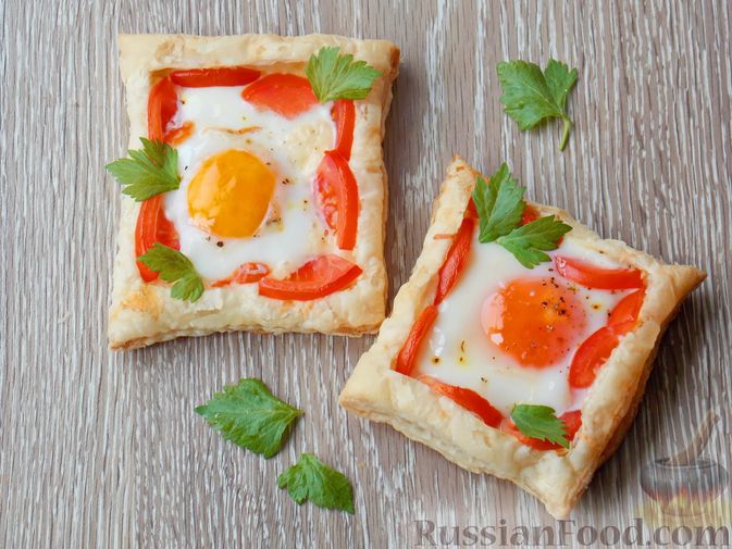 Фото к рецепту: Яичница с сыром и помидорами, на слоёном тесте