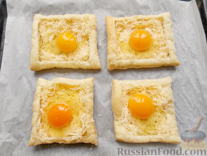 Фото приготовления рецепта: Яичница с сыром и помидорами, на слоёном тесте - шаг №7