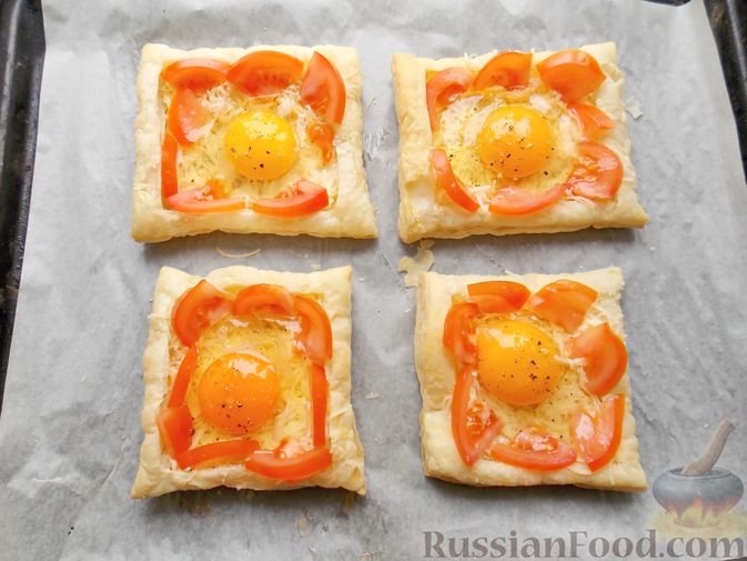 Фото приготовления рецепта: Яичница с сыром и помидорами, на слоёном тесте - шаг №8