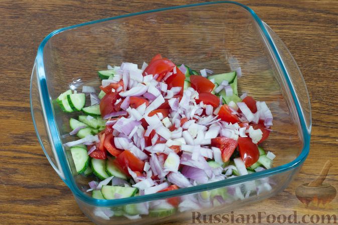 Фото приготовления рецепта: Салат из авокадо с огурцами, помидорами и красным луком - шаг №3
