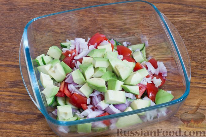 Фото приготовления рецепта: Салат из авокадо с огурцами, помидорами и красным луком - шаг №4