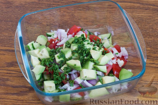 Фото приготовления рецепта: Салат из авокадо с огурцами, помидорами и красным луком - шаг №5