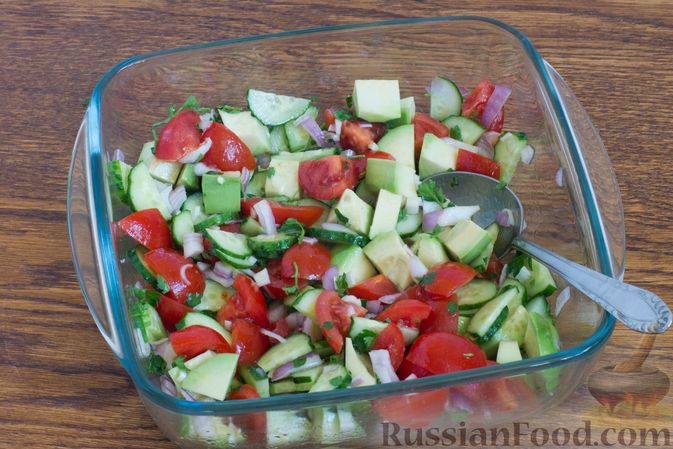 Фото приготовления рецепта: Салат из авокадо с огурцами, помидорами и красным луком - шаг №6
