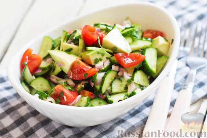 Фото приготовления рецепта: Салат из авокадо с огурцами, помидорами и красным луком - шаг №7