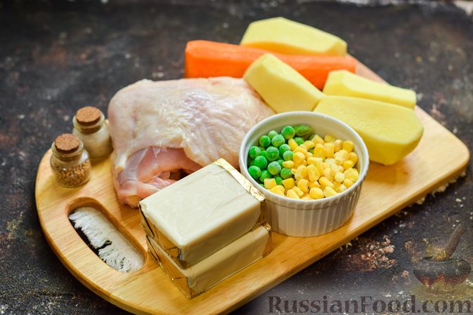 Фото приготовления рецепта: Суп с плавленым сыром, горошком и кукурузой - шаг №1
