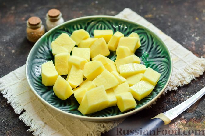 Фото приготовления рецепта: Суп с плавленым сыром, горошком и кукурузой - шаг №4